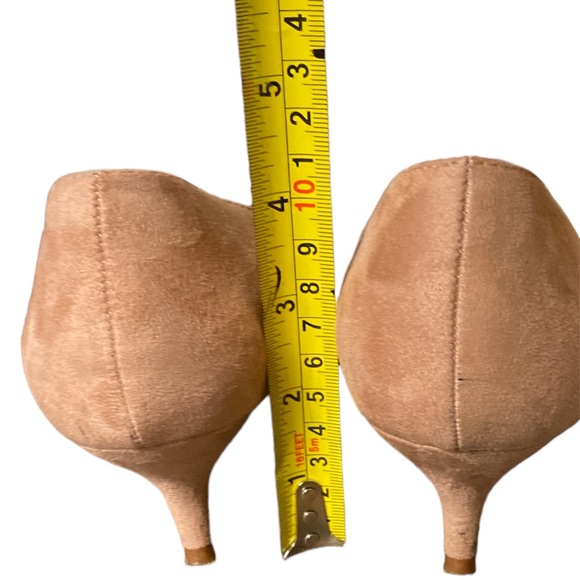 Suede pale pink kitten heels
from Zara. Size 39, EU. - Picture 3 of 6